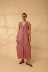 Vestido largo color rosado de lino 100% con cartera frontal de botones a lo largo y escote en V.
