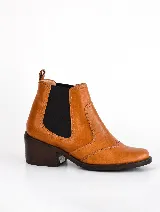 Bota corta negra de cuero con elástico lateral, punta fina y taco cuadrado.