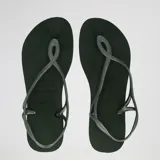 Ojotas Havaianas modelo Luna, color verde oscuro, con suela texturizada y tiras finas que se cruzan alrededor del tobillo.