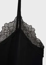 Top negro con tirantes finos y escote en V con detalle de encaje.