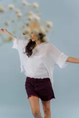 Blusa blanca calada de hilo, corte crop y diseño canchero.