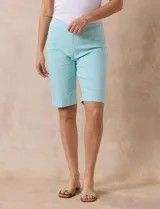 Pantalón capri color beige de gabardina elastizada, marca Ruby Rd. Delantera con bolsillos simulados, trasera con bolsillos aplicados. Pretina ancha, corte recto y terminación de ruedo con detalle calado.