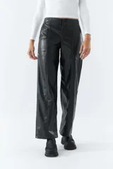 Pantalón de tiro medio color beige, de corte recto cropped.