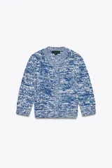 Chaqueta de punto azul y blanco con cuello redondo y manga francesa. Tiene bolsillos delanteros de plastrón y cierre frontal con botones a tono.