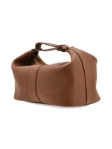 Neceser marrón con textura de piel de cocodrilo, cierre superior con cremallera y correa de mano lateral.