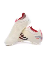 Championes de fútbol Umbro Victory HG, color celeste con detalles en amarillo.