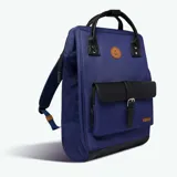 Mochila de poliéster vegano e impermeable, color azul marino, con compartimento acolchado para tableta o PC y sistema MOLLE.