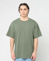 Remera de manga corta color gris oscuro con efecto lavado, cuello redondo y corte holgado. Presenta una pequeña etiqueta tejida con logo en el borde inferior izquierdo.