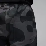 Pantalón de corte recto con estampado de camuflaje en tonos grises y negros, con cintura elástica y bolsillos laterales.