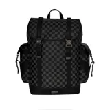 Mochila Sprayground con diseño a cuadros en tonos grises y negros, con correas frontales con hebillas metálicas, bolsillos laterales con cierre y asa superior.