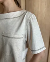 Remera de mangas cortas con estampado animal print de leopardo en tonos blanco, negro y marrón.