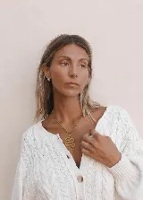 Collar dorado con cadena doble y dije de serpiente.