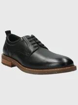 Zapato acordonado de cuero color marrón claro, con suela de goma y detalle de tirador en el talón.