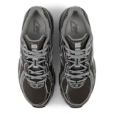 Championes New Balance modelo 740, color marrón oscuro con detalles en gris metálico. Presentan malla transpirable y superposiciones sintéticas, logo 'N' en el lateral y tecnología de amortiguación ABZORB en la suela.