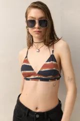 Top de bikini con estampado de rayas horizontales en tonos marrón, negro y blanco.