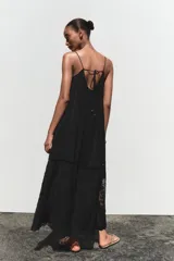 Vestido midi negro de tirantes finos con escote recto y detalle de bordados perforados a tono.