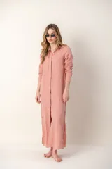 Camisola larga color rosado, estilo camisa, confeccionada en lino.