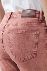 Pantalón jean oxford color lacre, de corte acampanado y tiro alto.