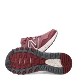 Championes New Balance modelo T410 para trail running, color bordó con detalles en blanco.
