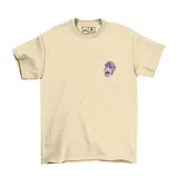 Remera color beige con estampado gráfico de un personaje en el pecho y la espalda, confeccionada en 100% algodón.