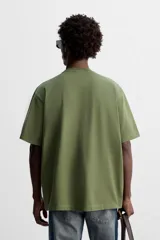 Camiseta verde militar de corte recto, cuello redondo y manga corta.