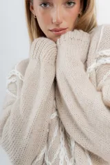 Sweater de mohair color crema con diseño de telaraña bordado a mano en negro.