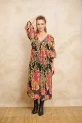 Vestido midi con estampado floral y animal print, escote en V y mangas abullonadas.