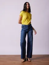 Jean baggy de tiro alto marca Baccini, corte wide leg, color azul denim. Cuenta con pretina con pasadores, botón y cierre. Delantera y trasera con bolsillos.