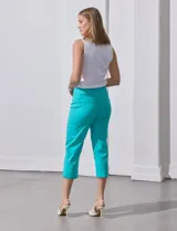Pantalón capri verde esmeralda de gabardina elastizada, marca Zac & Reachel. Pretina ancha elastizada. Delantera con bolsillos simulados. Trasera con bolsillos simulados.