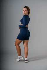 Short deportivo azul marino de tiro alto, con calce ajustado y cintura ancha.
