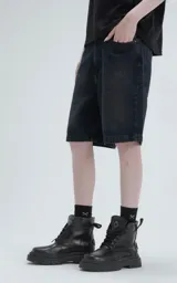 Bermuda de jean color azul oscuro, con corte recto y tiro medio. Presenta bolsillos delanteros y traseros.