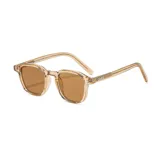 Gafas de sol unisex con montura cuadrada color beige y lentes marrones.