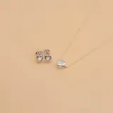 Conjunto de collar y caravanas de plata 925 con dije de corazón con circonias.
