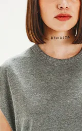 Remera gris de algodón con corte oversize y hombros caídos. Cuello redondo y doble costura al tono.