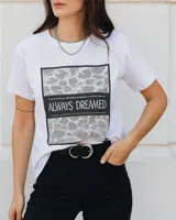 Remera blanca de algodón con estampado rectangular con diseño de pantera y texto "Always Dreamed".