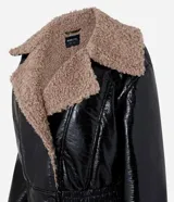 Campera biker negra de cuero sintético con efecto barnizado y cuello de peluche marrón. Tiene cierre delantero cruzado, mangas largas con puños ajustados y bolsillos laterales.