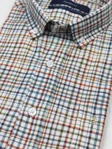 Camisa de hombre a cuadros azules y blancos, de algodón, con cuello abotonado y logo bordado en el pecho.