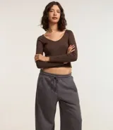 Pantalón de algodón color marrón, modelo barrel con cintura elástica, cordón para ajuste en la cintura y forro de polar.