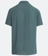 Camisa celeste de viscosa, corte regular, con cuello clásico, botones frontales, mangas cortas y bolsillo en el pecho.