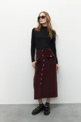 Polera de cuello alto, color tostado, de manga larga y ajuste ceñido.