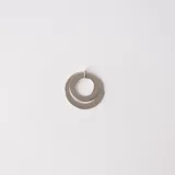 Dije de plata 925 con dos aros entrelazados.