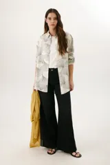 Camisa de manga larga color blanco con estampado de abanicos negros.