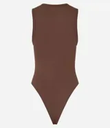 Body color marrón, sin mangas, con cuello halter y cierre en la entrepierna.