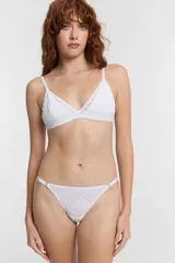 Conjunto de lencería negro con estampado de leopardo, compuesto por un corpiño triangular sin aro y una tanga con tiras finas.