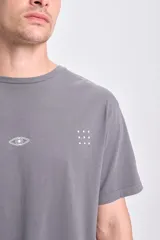 Remera gris oscuro de corte oversize con estampa en la espalda que simula un laberinto con la palabra 'Overthinking' en el centro.