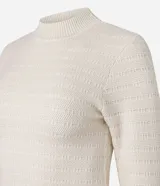 Suéter de manga larga color blanco hueso, confeccionado en punto texturizado con cuello redondo y puños y bajo acanalados. Contiene viscosa certificada en su composición.