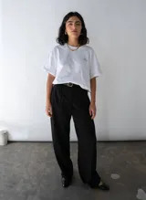Pantalón sastrero negro de tiro alto con bolsillos y pretina trasera elastizada.