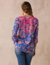 Blusa de modal estampada con flores, marca Ruby Rd. Tiene mangas 3/4 con aplique de crochet y terminación amplia.