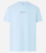 Remera celeste de algodón, corte clásico, con cuello redondo y mangas cortas. Estampa lettering Sailing&Wind en el pecho.