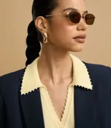 Blazer azul marino de corte sastrero, con solapas con detalle de puntilla en color crema, cierre con un botón dorado y bolsillos delanteros con solapa.